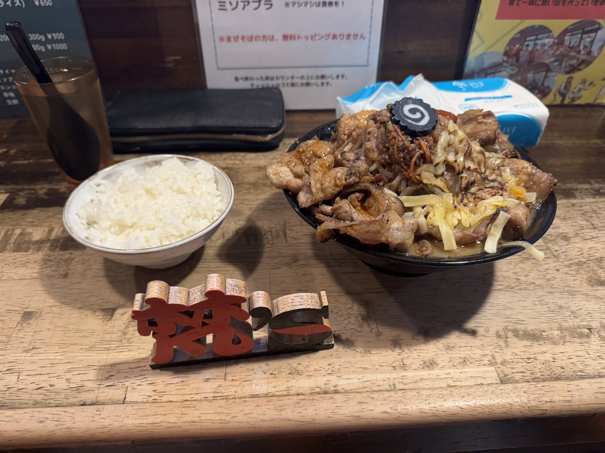 TmmmmFamily's tweet image. 🍜🍥旨辛味噌らーめんぼんず🍥🍜

・旨辛味噌らーめん中・豚
・👕サ炙りチーズ
・ライス
コール
ヤサイ、ショウガ、ミソアブラ

・旨辛味噌らーめん中→次女+ライス
　　　　　　　　　　↘︎三女
・炙りチーズ✖️2

次女、三女みそぼんデビュー
美味しかった😆

@miso_bones
#旨辛味噌らーめんぼんず