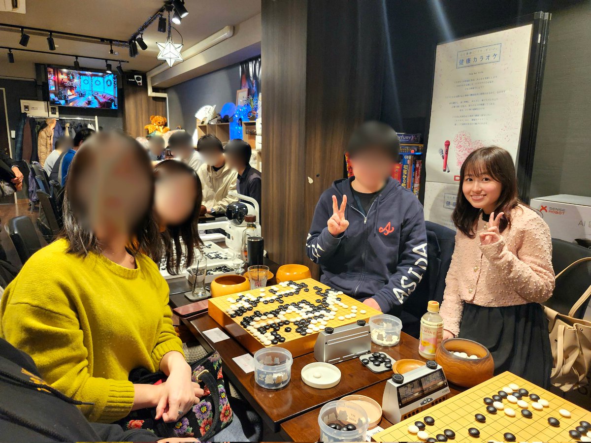 湯島囲碁喫茶さんにてプロとペア碁会⚫⚪
蘇耀国先生や大森らん先生にお相手していただき、3回戦目で安田明夏先生とペアを組ませていただきました👫
指導碁も勉強になるけど、ペアを組むとプロの思考や着眼点がより深く盤面を通じて伝わってきて凄く勉強になりました🙌
またよろしくお願いいたします🙇‍♀️
