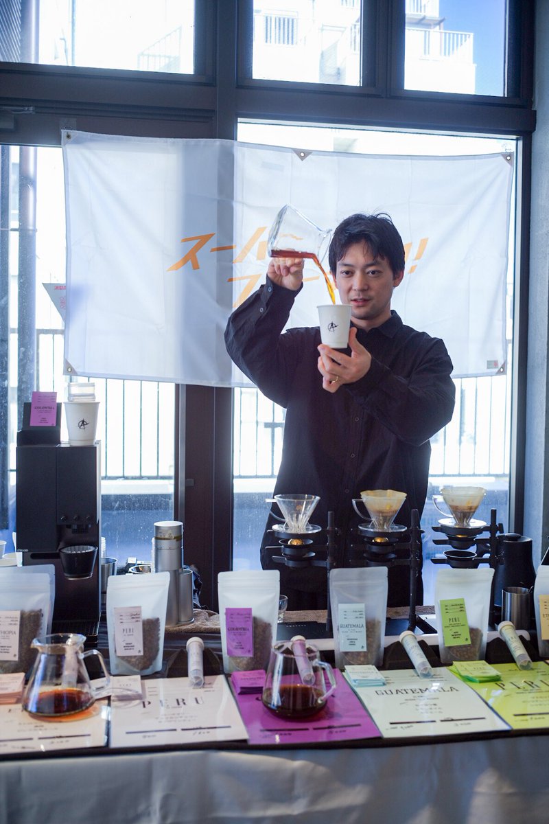 ACIDCOFFEE's tweet photo. 「普通のコーヒーと変わったコーヒーあるんですけど、どっちが良いですか？」この声かけひとつで、とてもやりやすかった。ファッションの展示会。

コーヒー興味ない人へどんなに細かく魅力を説明しても野暮。興味を持たせてから説明するのが大切。聴いてもらうのって難しいよね。 https://t.co/cCMs23rd5R