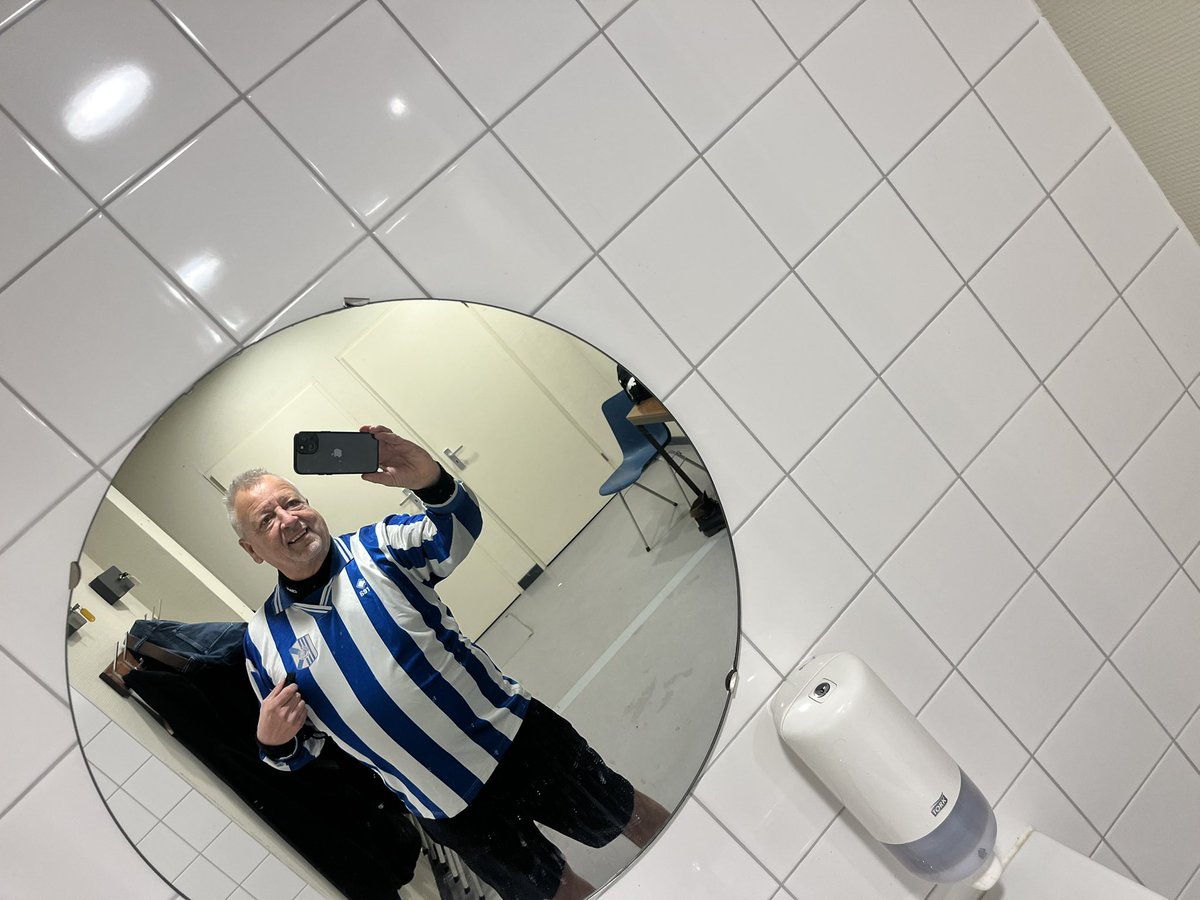 Invalscheids omdat de invalscheids niet kon. 
De <a href="/KNVB/">KNVB</a> heeft nog niet 1x dit seizoen de scheids geleverd voor dit team. 
<a href="/vvLekvogels/">Lekvogels</a> 2e dan maar weer fluiten. 
Als fan van <a href="/KvvQuickBoys/">Quick Boys 💙🤍</a> in hun nostalgisch shirt!