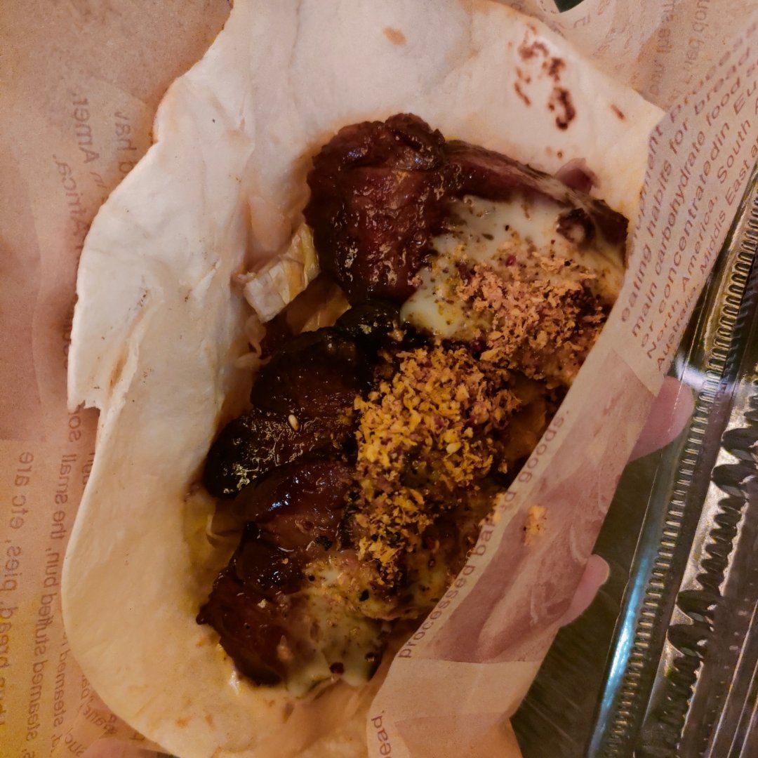 AcoromoCamp's tweet photo. 大丸神戸店前の旧居留地ホリデイズマーケットにも行ってきた。中華料理屋さんが出してるチャーシュータコス美味しかった。ドリンク、スープ系が多くて食べ物はあまりない印象。音楽の生演奏もあった。
一日限定のマーケットなの。 https://t.co/A9nS0CyZPh