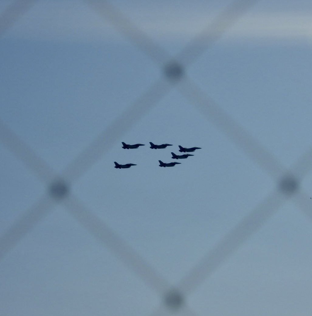 codeguin69's tweet image. Los F-16 de la Fuerza Aérea Argentina sobrevolando Buenos Aires.