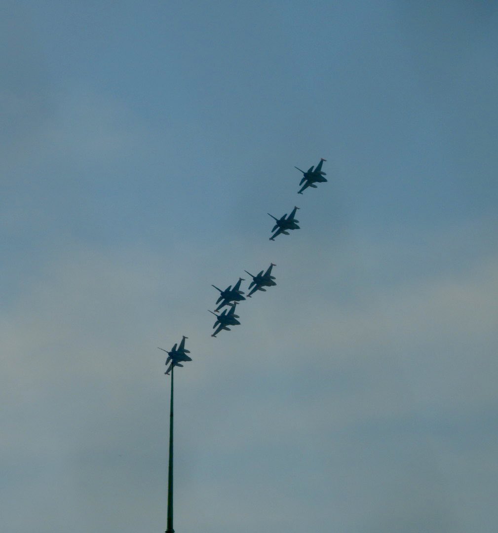 codeguin69's tweet image. Los F-16 de la Fuerza Aérea Argentina sobrevolando Buenos Aires.