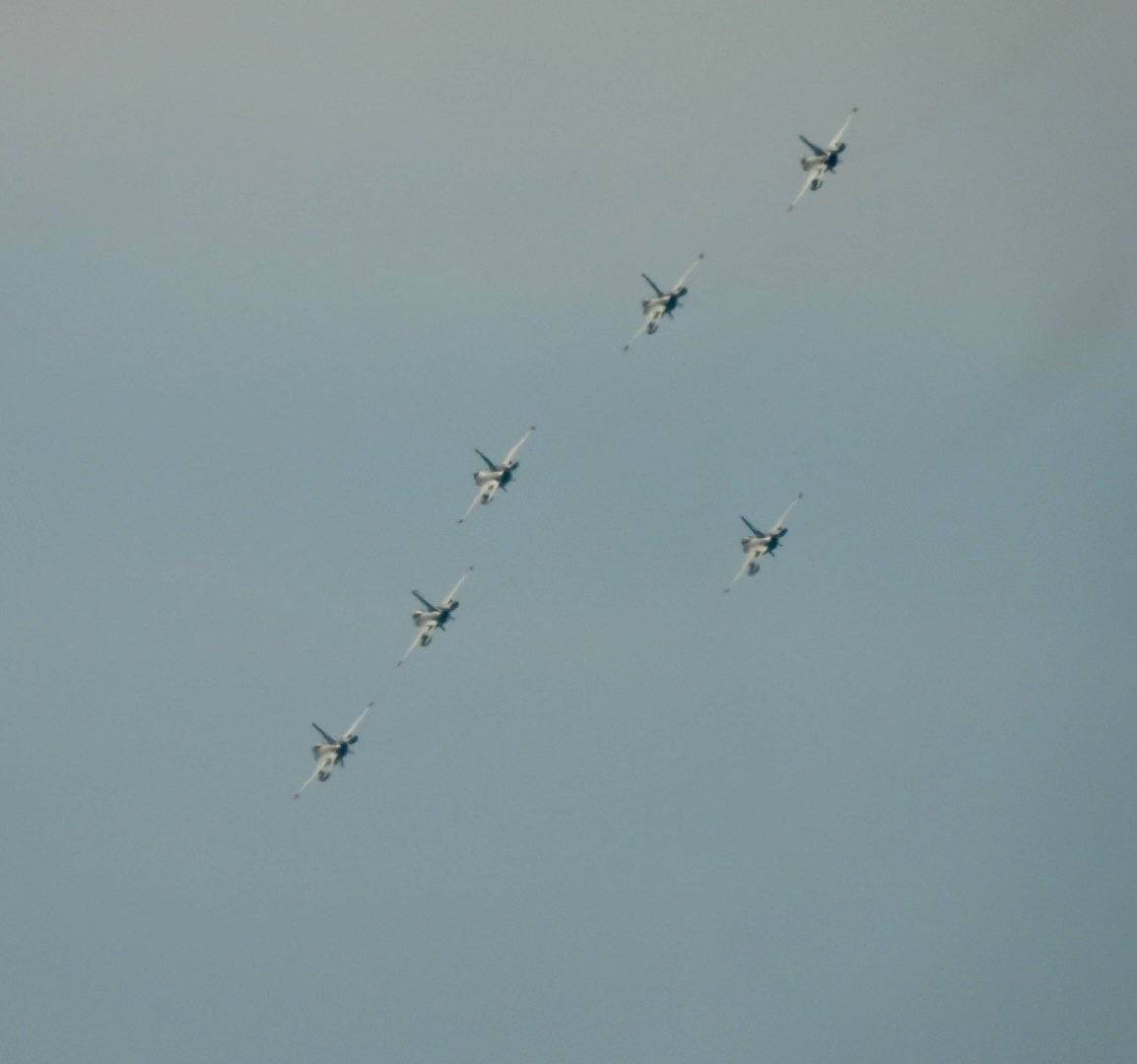 codeguin69's tweet image. Los F-16 de la Fuerza Aérea Argentina sobrevolando Buenos Aires.