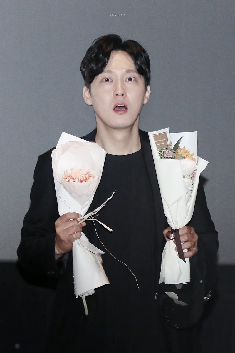 못된 고양이는            ...그럼 예쁜
본 매장에서               고양이는 어디서
계산합니다                 계산하나요