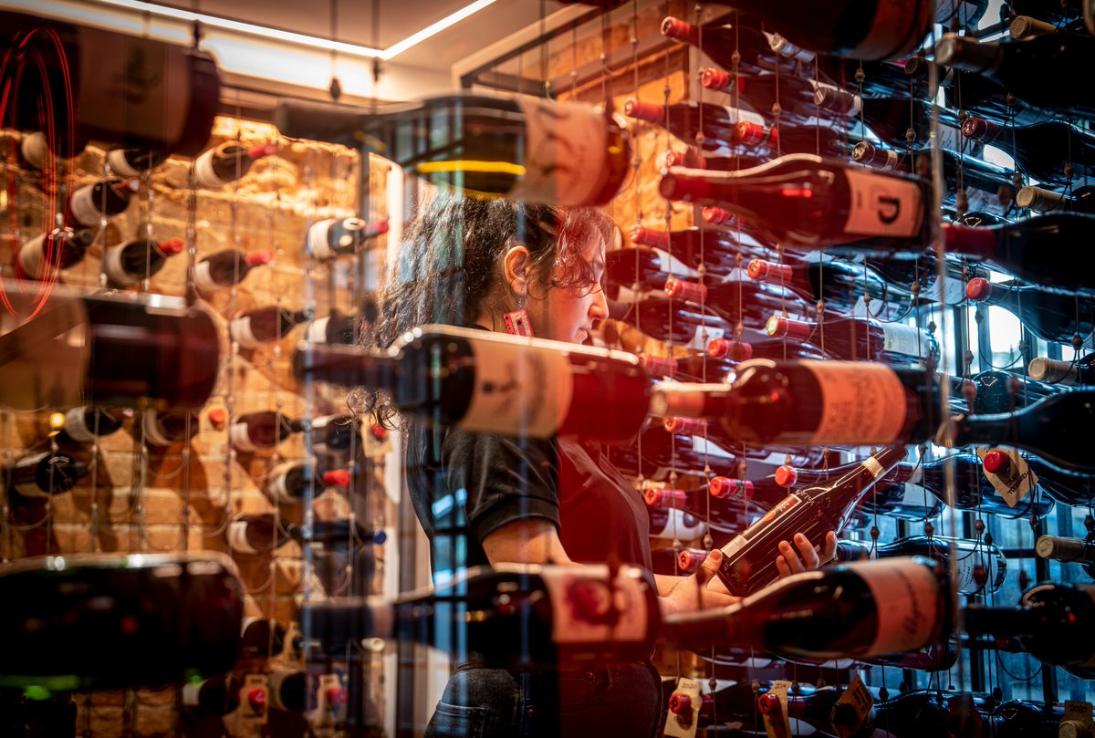 🍴 Semana 49 en <a href="/GastroMadrid_/">Gastro Madrid</a> y esta semana aterrizamos en Caiño, un vinobar donde la mesa se piensa con calma, el vino se escucha y la sorpresa llega sin levantar la voz. Un rincón del Retiro que ya habla en clave castiza… pero con guiños propios.

🥔🥚 Entre catas, bodegas