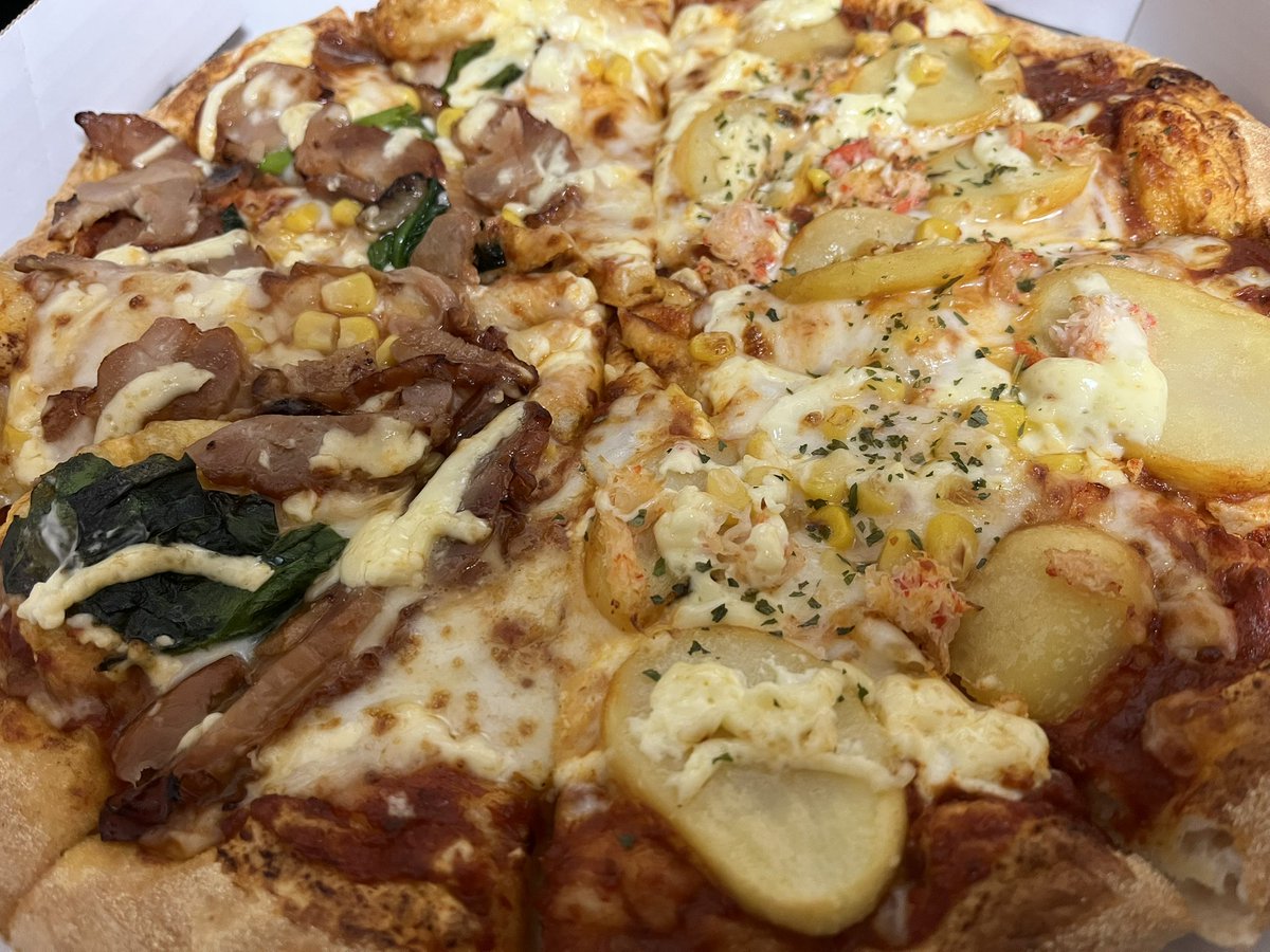 910soumu's tweet photo. 誕生日だったからピザ食べます https://t.co/yHUcUeXQoX