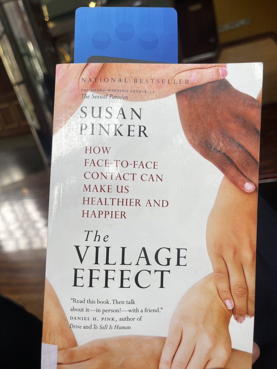 bwaya's tweet photo. Wakati nasoma kitabu hiki cha “The Village Effect” nilichokiazima @UONGOZI, nimekutana na simulizi zuri la #LongevityProject, mradi uliongozwa na washunuzi wa Chuo Kikuu cha California, Howard Friedman na Leslie Martin, uliofuatilia watu zaidi ya 1,500 wenye uwezo mkubwa wa akili (wengi wao waliochaguliwa na Lewis Terman mwaka 1921).
Ilibidi niusome mradi huo kidogo kujifunza —na kumbe kuna hadi kitabu kabisa kimeandikwa. Tafiti za wenzetu zinajitahidi kwenda mbali ikiwa ni pamoja na kutokukwepa gharama ya kufuatilia data kwa muda mrefu.
Friedman na Martin waligundua kuwa katika hao waliowafuatilia, walioishi maisha marefu zaidi ni wale wanaoishi maisha yenye utulivu, wanaojua wanachokifanya, wanaojituma na kutia bidii katika lile wanalolifanya (conscientiousness). Lakini kubwa zaidi, wakagundua, watu wenye mtandao mkubwa na unaoaminika wa familia, marafiki na jamii kwa upana wake; watu wanaoaminiana na kusaidiana na wengine waliishi maisha marefu zaidi.
Kwa kifupi, ukitaka kuongeza uwezekano wa kuishi maisha marefu (tukiweka pembeni sababu nyinginezo), usiache zile tabia za kijijini —kuwa karibu na watu, kutojipa hadhi inayokukinga usijichanganye na watu, pale unapoweza rudisha tabasamu la mtu kwa kumsaidia kutatua shida yake na kadri inavyowezekana punguza kujifanya wewe ni jeshi la mtu mmoja na huhitaji watu.