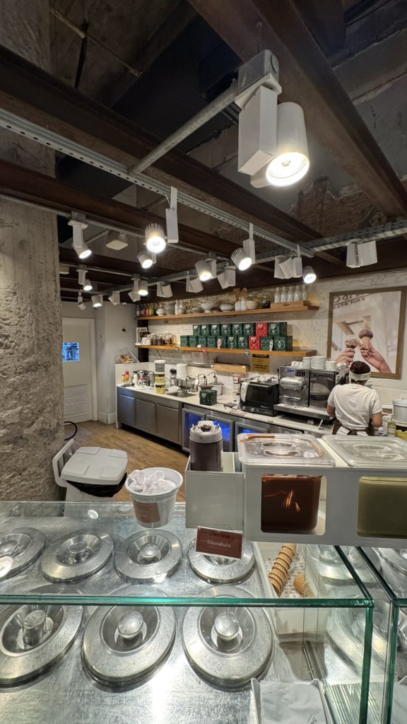 ブラジル旅　腹壊すか日記　13食目🇧🇷

・ジェラート、ミルクシェイク
・59.9レアル/1,703円
📍Bacio Di Latte, São Paulo

バカ美味い。今まで飲んだミルクシェイクで一番美味い。致死量の砂糖とピスタチオのコクがいい感じ。ブラジル来て2回目の感動🥹

腹壊し回数　1回　腹壊し確率　7.6%