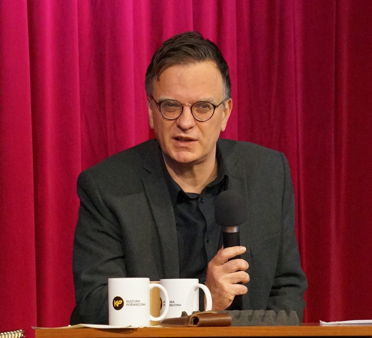 KlubJagiellonsk's tweet photo. WAWRZYNIEC RYMKIEWICZ: PSYCHOLOGIA OZNACZA KONIEC RELIGII

– Oświecenie zostało pokonane i przezwyciężone już w XIX wieku. W XIX wieku (...) wyłaniają się dwie wielkie nauki, nowe nauki, które są filarami współczesnego, nowoczesnego, postoświeceniowego, ale też już postchrześcijańskiego samorozumienia człowieka.

– To psychologia i socjologia. To było niesamowite wydarzenie: powstają nowe nauki o człowieku. (…)

–  Psychologia przekracza różnicę pomiędzy racjonalnym a nieracjonalnym, między rozumem a naturą. Ideą psychologii jest stworzenie logiki serca – nauki o emocjach ludzkich, które są nieracjonalne, ale mają swój porządek i można je racjonalnie badać.

– Psychologia powstaje w szczególnym kontekście: procesu psychologizacji człowieka. To nie tylko nowa nauka – coś się radykalnie zmienia. Najlepiej widać to w historii muzyki: to różnica między Bachem a Schumannem czy Chopinem. Nagle muzyka zostaje zaprzęgnięta w artykulację ludzkich uczuć, porządku serca.

– Powstają psychologia i psychiatria jako instytucje, po rewolucji francuskiej zakłada się pierwsze szpitale psychiatryczne. W języku zmienia się pojęcie świadomości.

– Łacińskie „conscientia” oznacza „współwiedzę” – to, co nazywamy sumieniem. Jeśli kogoś skrzywdziłem, to wiedza o mojej winie nie jest prywatną wiedzą, ale wspólną – wiedzą o tym ten, kogo skrzywdziłem i Bóg. Sumienie nie jest prywatnym samopoczuciem. W filozofii Johna Locke’a powstaje pojęcie „consciousness”, które zaczyna oznaczać wiedzę prywatną, intymną, ukrytą przed innymi. Słowo to robi wielką karierę we wszystkich językach – najpierw angielskim, potem francuskim. W polszczyźnie pojawia się około roku 1830 (…).

– Psychologia oznacza dla religii przekroczenie różnicy między tym, co racjonalne a tym, co irracjonalne. Psychologia oznacza koniec religii i powstanie jednostki psychologicznej – indywiduum psychologicznego. Oznacza to całkowity kres religii jakiejkolwiek.

– Dlaczego? Jeśli spojrzymy na dzieje rodzaju ludzkiego w perspektywie czterech tysięcy lat, widzimy tę zmianę. Na początku wszystkie wspólnoty były religijne – religia była czymś naturalnym, przyrodzonym rodzajowi ludzkiemu. Nie ma ateizmu pierwotnego.

– Takie wspólnoty znamy jeszcze dziś – w Afganistanie, w islamie, w judaizmie. Wspólnota dyktuje reguły jednostce. To istotny sens hidżabu i pozycji kobiet w islamie. To pierwszy biegun: pierwotne religie, trwające jeszcze w religiach semickich.

– Nasz biegun to społeczeństwo postreligijne, ultranowoczesne społeczeństwo monad psychologicznych, w którym każdy jest prywatną istnością. Pojawienie się monad stwarza pozór, że religia jeszcze istnieje, ale jej już nie ma. Dlaczego? Stała się potrzebą psychologiczną jednostki. Niektórzy ludzie mają taką potrzebę.

– Psychologia jest dziś dla nas bardziej pierwotna, bardziej fundamentalna niż religia. Religia to tylko funkcja psychiczna, zachowanie psychiczne. To punkt, w którym jesteśmy. To nie brak wiary w człowieka – mamy problem z uniwersalną monadologią psychologiczną. To nasz stan współczesny, nasza sytuacja obecna.

Tak mówił dr hab. Wawrzyniec Rymkiewicz @RymRymkiewicz podczas rozmowy z Janem Maciejewskim i Piotrem Kaszczyszynem na festiwalu #KulturaPoświęcona – „Dialogi postchrześcijańskie”.

Zachęcamy do wysłuchania!

YouTube https://t.co/oba9gD7qjd

Spotify https://t.co/wLo5Cr6BO8