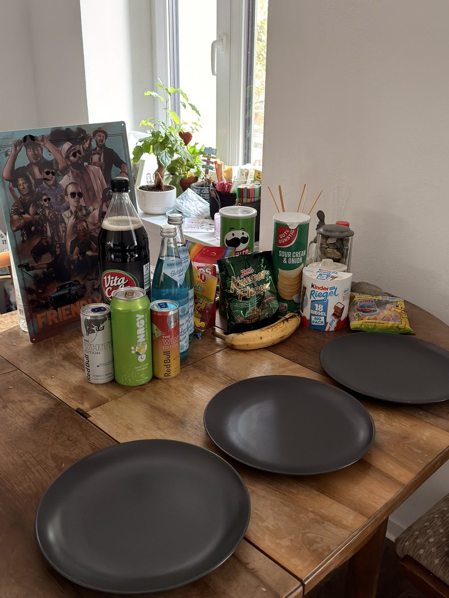 #FriendlyFire11 wir sind bereit! Die Pizzen kommen dann aber erst später.