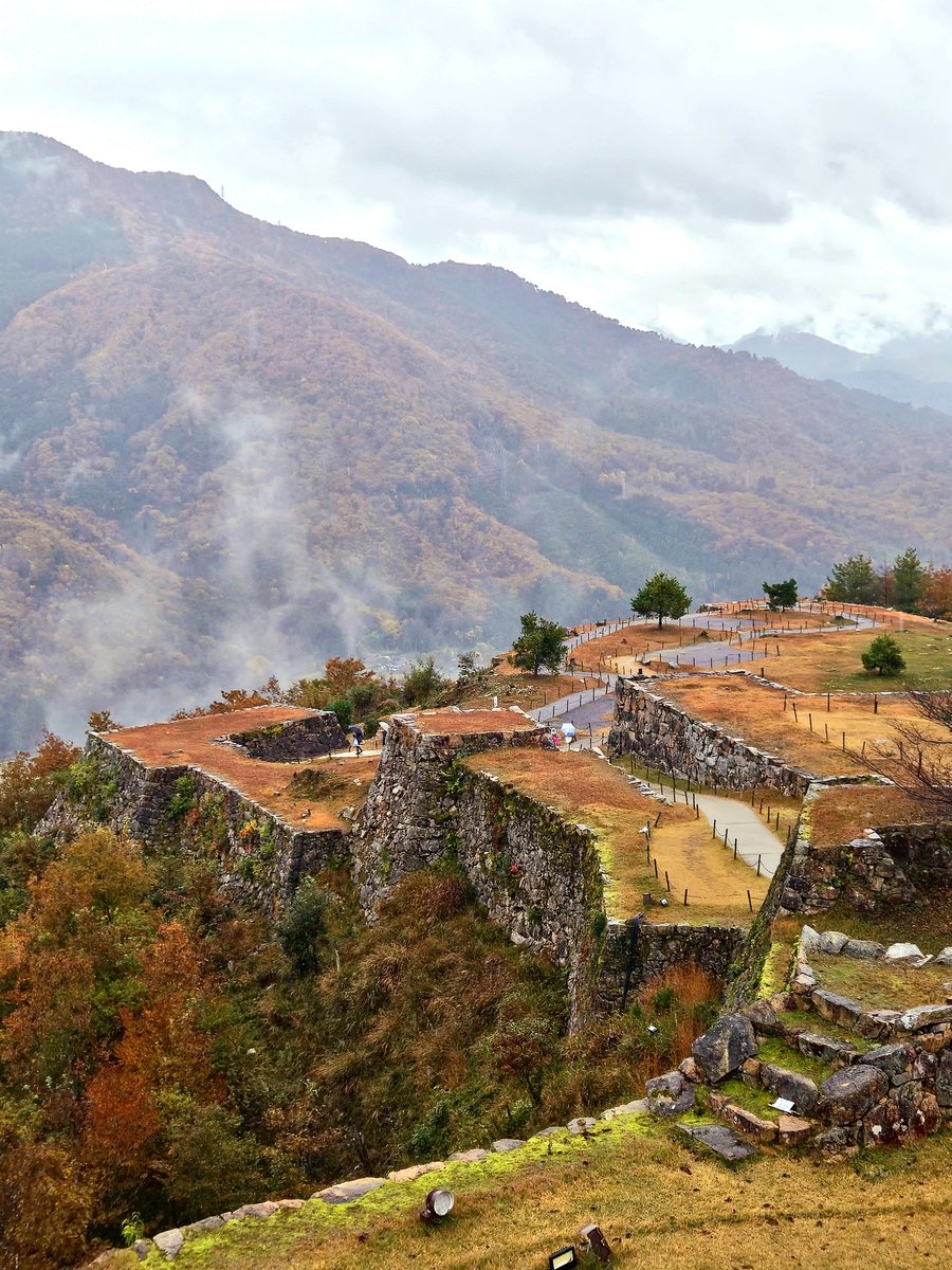 湯煙すごっ。と思ったら雲やったー♨️竹田城からの景色が神秘的すぎてぶっ飛んだー
竹田城跡ガイドさんのお陰で色んな事が知れました🙏感謝💘 #朝来市