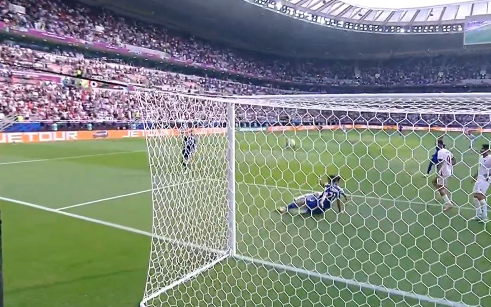 مشجع كويتي يضع يده على قلبه بعد كرة الأردن في العارضة 