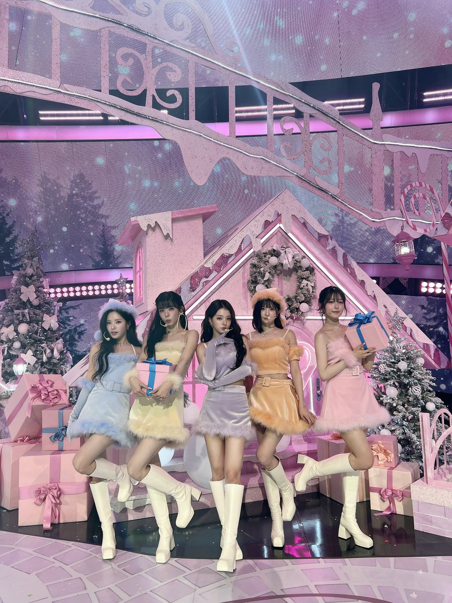 realfromis_9's tweet photo. [💌] #쇼음악중심
2025.12.06🧡🩵💛💜🩷

#fromis_9 #프로미스나인
#하얀그리움 https://t.co/sVOlz5b3pI