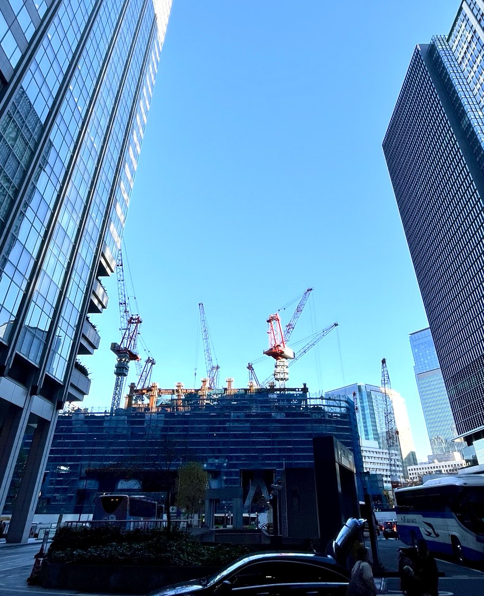 555jpn_eng's tweet photo. ずっと出張ロードに出ていて3週間ぶりに東京駅経由で出社したら、TOKYO TORCHの鉄骨が随分立ち上がっていて驚きました。週に1フロアぐらいのスピードで伸びているのかな？

完成が楽しみな反面、日本橋口の広かった空が段々と狭くなってきて少し寂しい。でも昔は別のビルが建ってた場所だし仕方ないか https://t.co/VBveZMGo1K