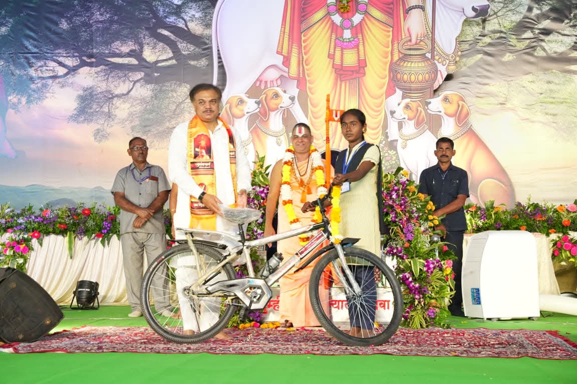 Nikhilcool95's tweet photo. आमदार राणाजगजितसिंह पाटील यांनी श्री दत्त जयंती निमित्त श्रीक्षेत्र माऊली माहेर, परभणी येथे आयोजित रामानंदाचार्य नरेंद्राचार्यजी यांच्या वारी उत्सव सोहळ्यास भेट दिली. सोहळ्यास उपस्थित राहून महाराजांचे आशीर्वाद घेतले आणि त्यांच्या मार्गदर्शक, उद्बोधक प्रवचनाचा आनंद घेतला.
#Jnms https://t.co/5mqtwrRgtr