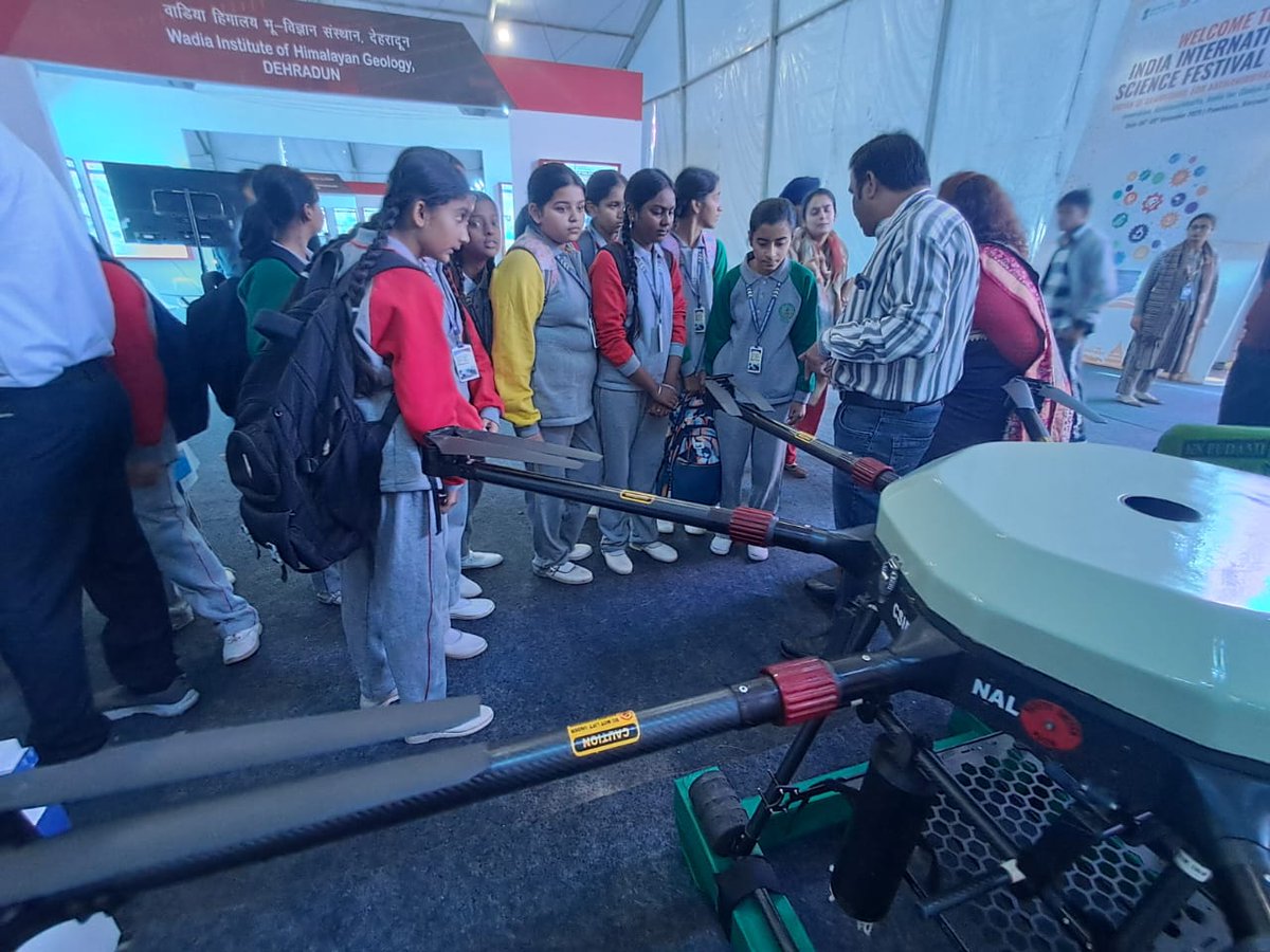 Curiosity unleashed! A storm of students floods the CSIR stall on Day 1 of #IISF2025 in Panchkula, Haryana! Exploring innovations, sparking dreams!  #ScienceFestival #CSIR #Jigyasa  <a href="/DrJitendraSingh/">Dr Jitendra Singh</a> <a href="/CSIR_NIScPR/">CSIR-NIScPR</a> <a href="/CsirJigyasa/">CSIRJIGYASA</a> <a href="/IISF2025/">India International Science Festival</a> <a href="/PIB_India/">PIB India</a>