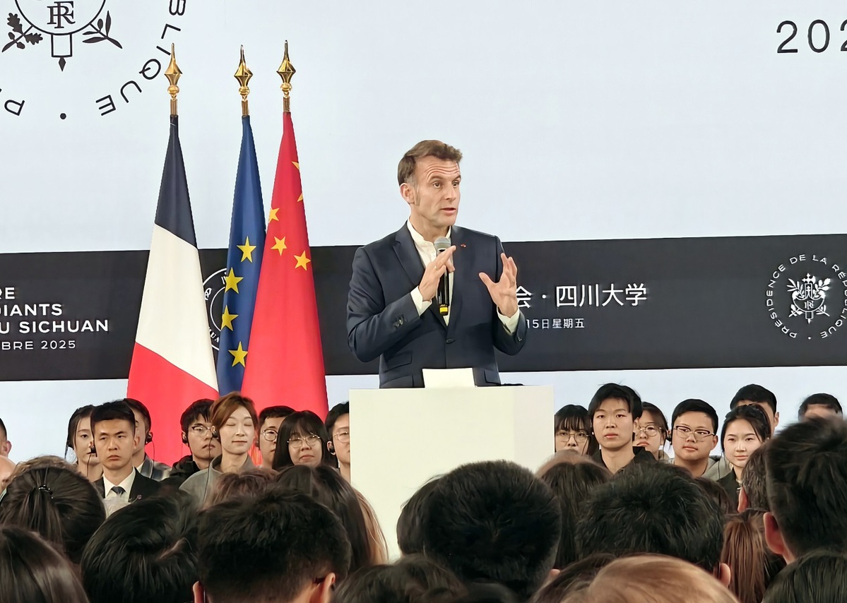 ChinaDaily's tweet image. French President Emmanuel Macron stressed the need to deepen cultural and people-to-people exchanges as well as mutual understanding, to foster cooperation and jointly address global challenges, during his visit to #Chengdu, capital of Sichuan province. #France
