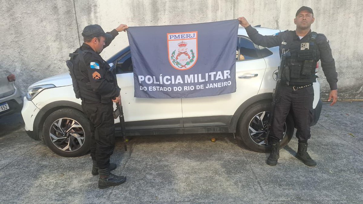 CAOSNORJ021's tweet photo. 1Equipe do #12BPM prendeu um criminoso com um #fuzil 7.62, uma pistola 9mm, dinheiro em espécie e celulares na Comunidade Palmeira, no bairro Fonseca - Niterói. Na ação, um veículo foi recuperado.
Ocorrência encaminhada à 78ªDP. https://t.co/yXpp5shVKA