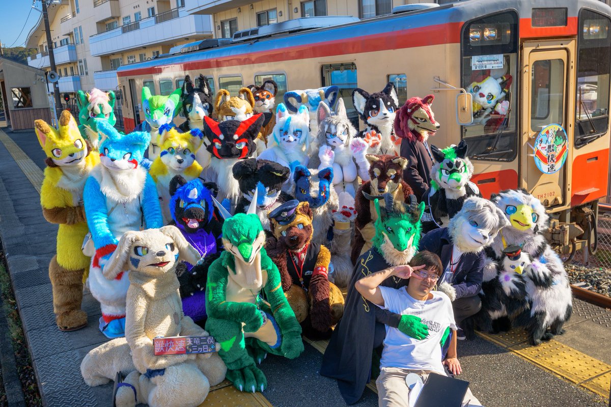 espwolf24's tweet image. 今年も  #天竜浜名湖鉄道  さんで  #獣快速 の方運行してきました！！
お天気も最高で天竜二俣駅と三ヶ日駅でのキャラ出し撮影楽しませていただきました！
本当にありがとうございました✨️

1枚目📸(@かのんさん)