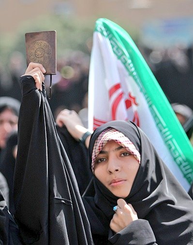 در حالی‌که جاهلیت مدرن غربی با ابزارسازی از زن به‌دنبال فروپاشی بنیان خانواده است، زن در نگاه اسلام دارای کرامت، هویت مستقل و نقش تمدن‌ساز بوده و همین حقیقت، موجب دشمنی جبهه استکبار با فرهنگ عفاف و سبک زندگی فاطمی شده است.
#زن_ایرانی
#مظهر_مهربانی