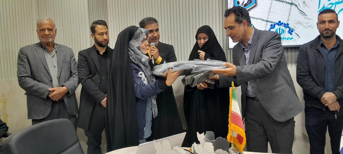 در جـمهـوریِ اسـلامـی نـشـان داده شد کـه زنِ مـسـلمـانِ مـقـیّـد، بانویِ بـاحـجـاب و پـایـبنـد به پـوشـشِ اسـلامـی مـی‌تـوانـد در هـمـه‌ی عـرصـه‌هـا پـیـش تـر از دیـگـران حـرکـت بـكـنـد. مـی‌تـوانـد نـقـش‌آفـرین بـاشـد، هـم در جـامـعـه، هـم در خـانه
#زن_ایرانی
#مظهر_مهربانی