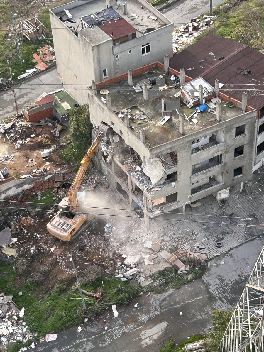 <a href="/Basaksehir_Bld/">Başakşehir Belediyesi</a> 1 saati aşkın kuru yıkım yapıldı? Bu hangi yönetmelikte var bana bir söyler misiniz?