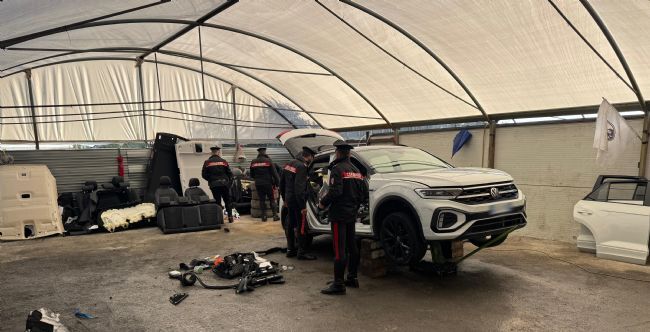 StabiaChannel's tweet photo. #Boscoreale - Sorpreso a smontare un'auto rubata, arrestato dai carabinieri
Nei guai un 27enne del posto già noto alle forze dell’ordine.
Leggi la notizia --> https://t.co/yaGQn86pNk https://t.co/a4aDKtAmp2
