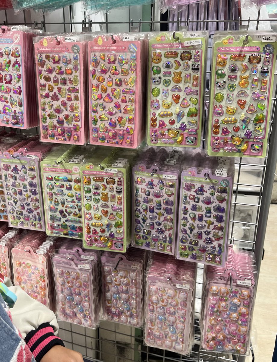 mutationrecha's tweet photo. 本日の原宿ボンボンドロップシール情報
1.ピクニックは長蛇の列でボンドロ完売だけどポッコリシール？はあり
2.パリスキッズ、ボンボンドロップシール風あり
3.竹下通り、明治通り方面出口付近でラブブ風ボンドロ風あり
4.キディランド無し https://t.co/YgTh03GiVi