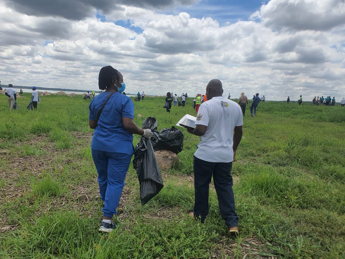 VolunteersZim's tweet photo. VAZ wishes to thank volunteers who joined us and Eco Revival at the Lake Chivero clean up day. It was an exciting time taking part in a worthy cause and it gave our volunteers an opportunity to meet people from different organizations and network!! #promotingvolunteerism https://t.co/7LoHmaspId