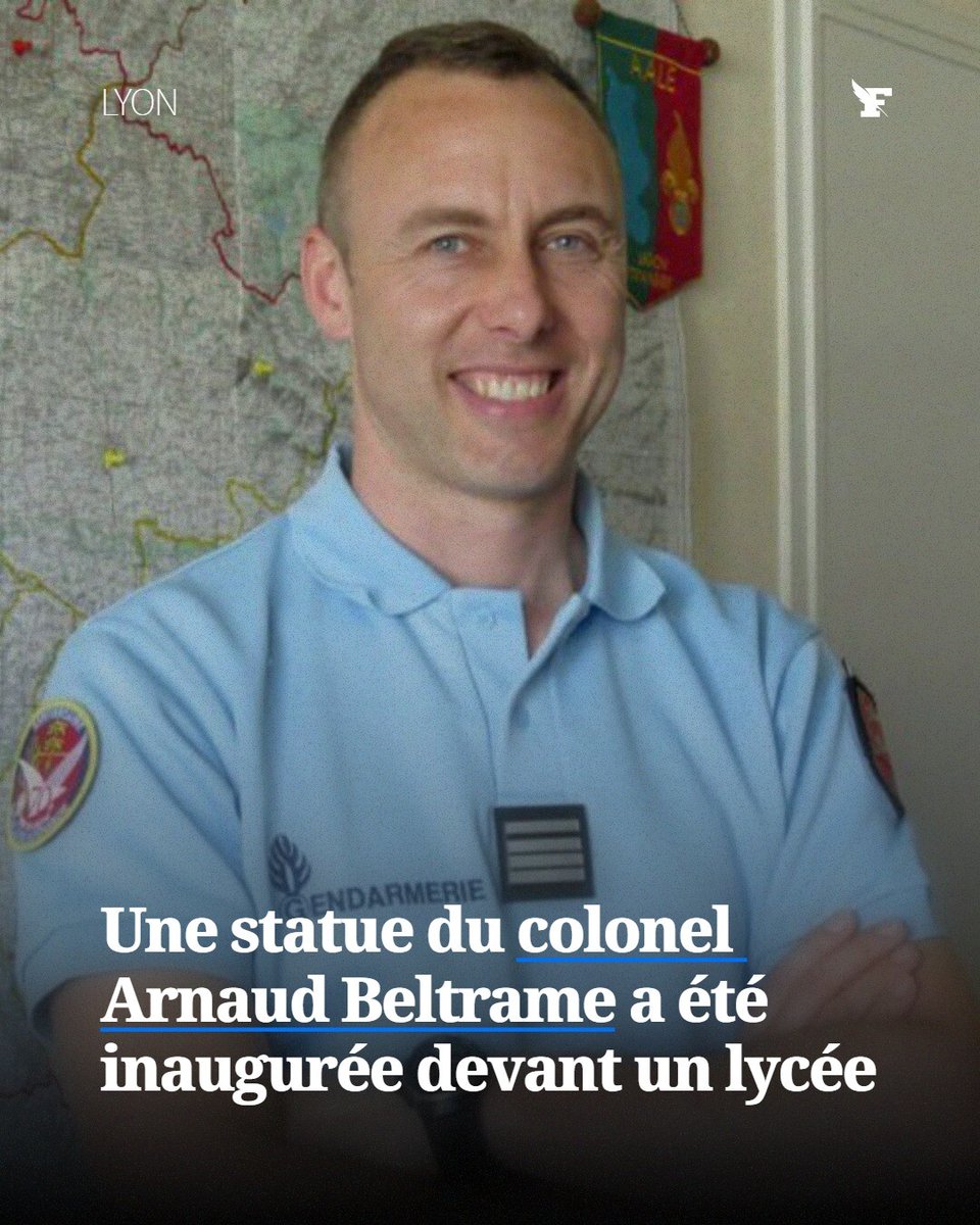 Le_Figaro's tweet photo. La statue de bronze qui rend hommage à Arnaud Beltrame mesure 2,1 mètres et pèse 200 kilos. Elle a été réalisée par la sculptrice Annick Leroy et a été inspirée par une vraie photo du colonel. →https://t.co/7OqQSAugk3 https://t.co/EQFQ8asUQ7