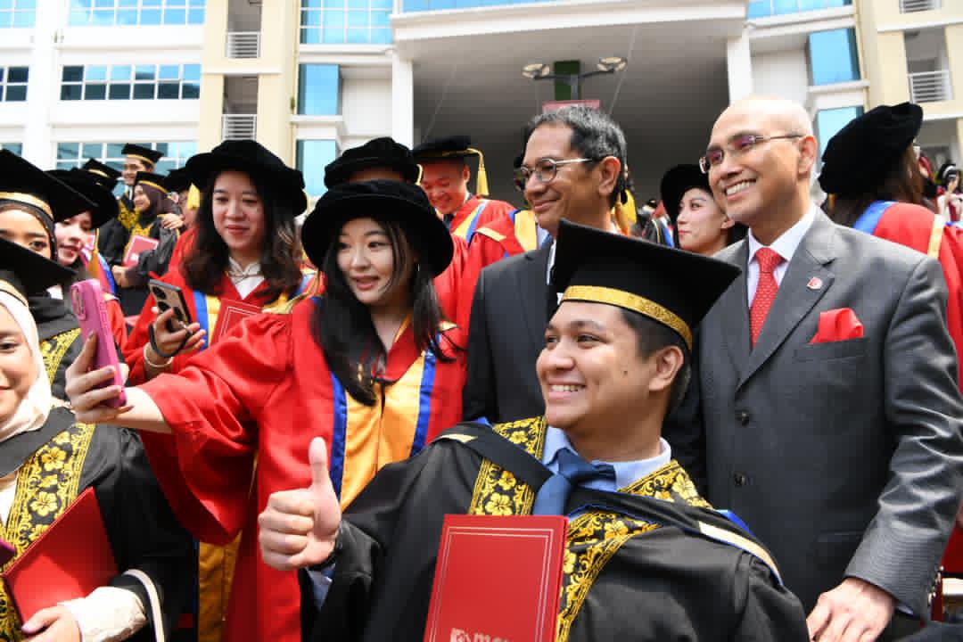 Syabas &amp; tahniah! Congratulations to the graduates at today's #MSUcomvo36, Session 1. Proud to stand alongside you, on this remarkable day. Continue believing in your potentials as you embark on your next journey. Well done #MSUrians! <a href="/MSUmalaysia/">🌺 MSU Malaysia</a>