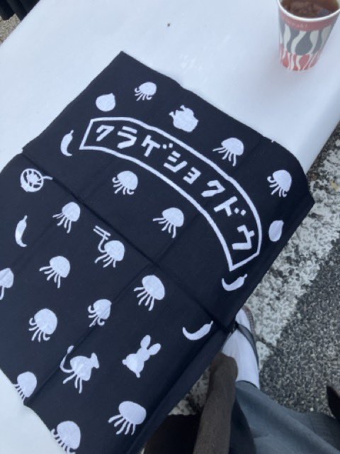 ttanabe_com's tweet photo. フォームアップ！！
海月食堂さん手ぬぐいを
コウモリアマモリ折りたたんでワイプ
呪文を唱えて
完成！！旧居留地ホリデイズマーケット半衿！！　#Kobe https://t.co/h3ISDryjmi