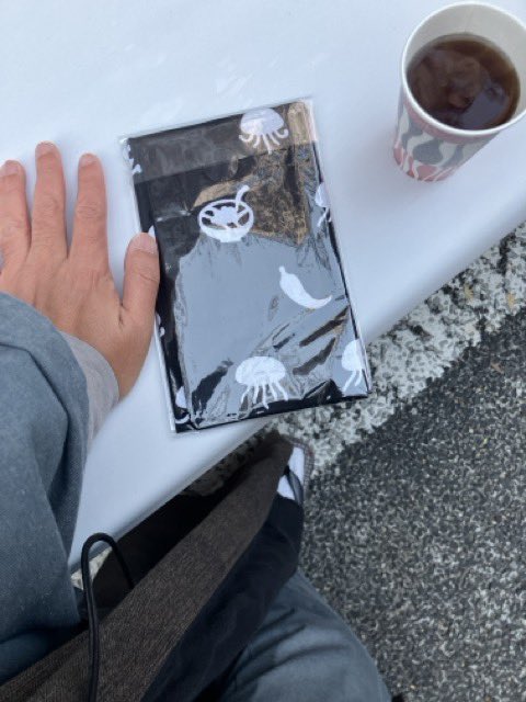 ttanabe_com's tweet photo. フォームアップ！！
海月食堂さん手ぬぐいを
コウモリアマモリ折りたたんでワイプ
呪文を唱えて
完成！！旧居留地ホリデイズマーケット半衿！！　#Kobe https://t.co/h3ISDryjmi