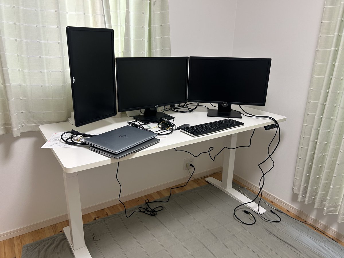 b00812020's tweet photo. 在宅勤務3年目にして初めてちゃんとしたデスクを買いましたwwぐへへ嬉 https://t.co/oWRcyVjAlu