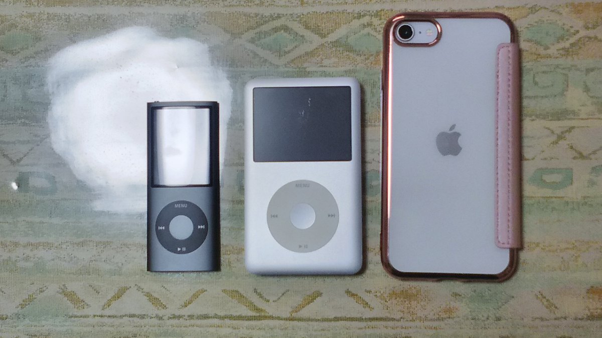 左から、 iPod nano(第5世代) iPod classic(2009年版60GB仕様の最終型