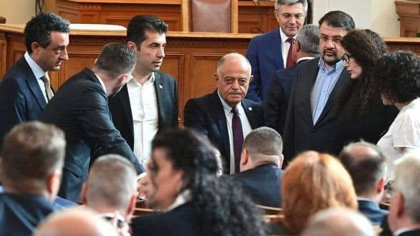AlexKovachev's tweet photo. @bozhobg И какво от това хората няма да забравят че с Пеевски сте едно https://t.co/haJOZHDfey