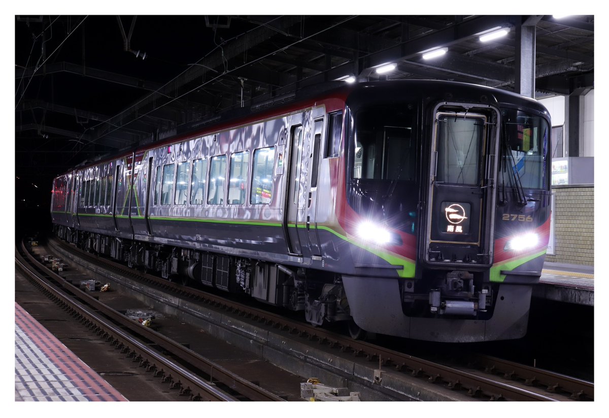 HAM_DC2000's tweet photo. 12/05(金)
JR予讃線 丸亀駅 19:46発
特急『南風』23号53D高知行
四コチ 2700系 3B モノクラス代走
( 2756+2712+2713 )
2803が離脱している中での車両差し替えでしたので、グリーン無しのモノクラスが走りました!
#2700系を記録しよう
#53D https://t.co/l33GzJrfax