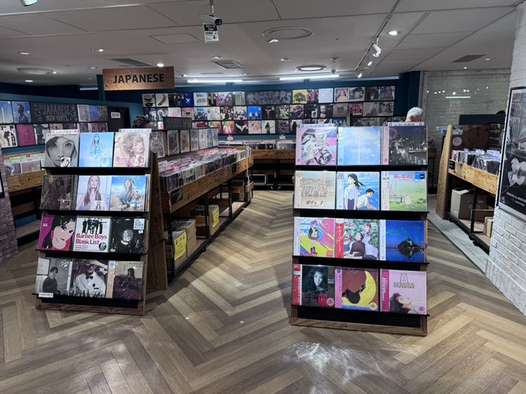 HMV record shop コピス吉祥寺様

レコードの日DAY2商品コーナーは店内入ってすぐ！
中古レコードセールも開催中につき、新譜中古問わず多種多様な商品が揃う店内を是非チェックしてみてください！

#レコードの日