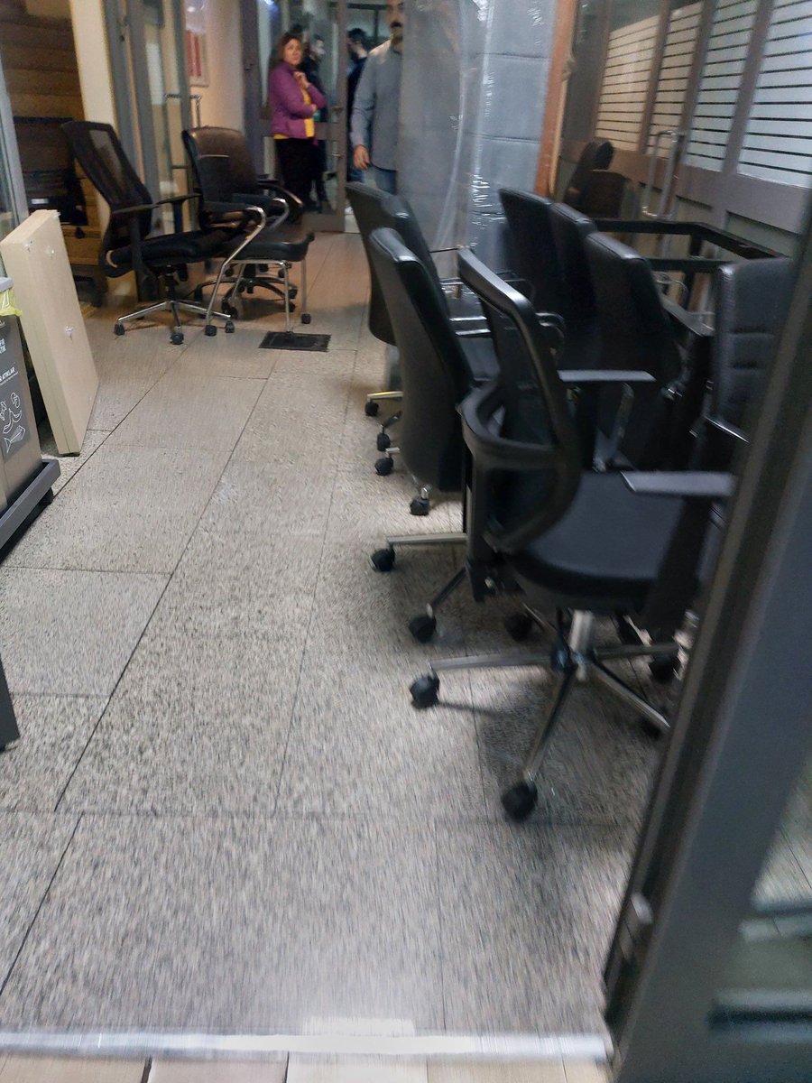 Tam 21 yıldır kesintisiz olarak CHP'li Başkanlar tarafından yönetilen...
*
Beşiktaş Belediyesi'nin acınası haline bakar mısınız...
*
Legal tefeci olarak anılan factoringlere borcu olduğu için başkan ve yardımcıları dahil tüm çalışanların eşyalarına haciz konuldu.
*
Masalar,