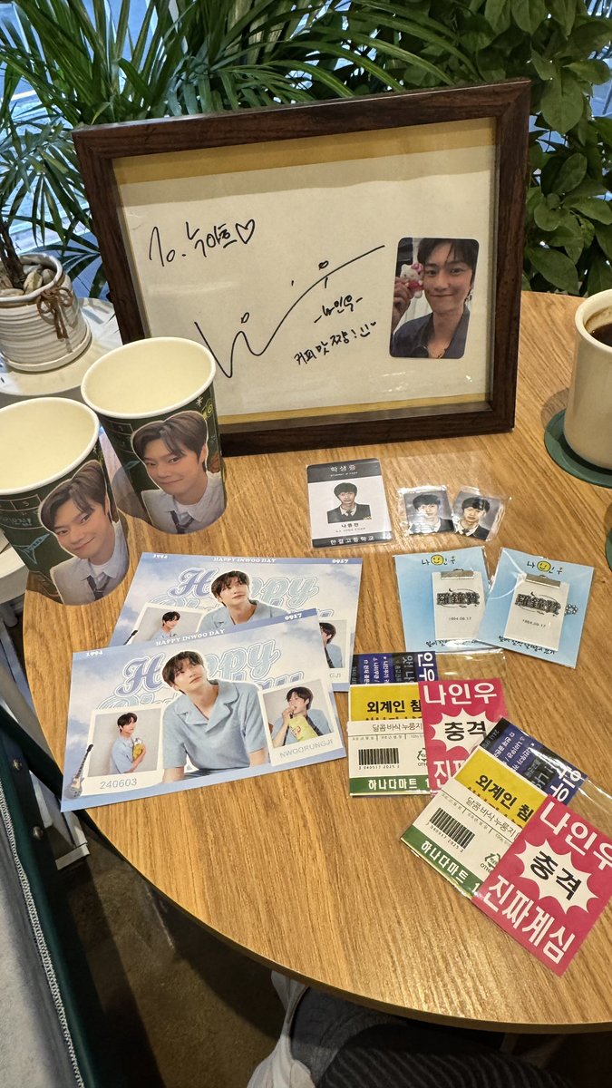 6002kumicky's tweet photo. 念願の #누아흐 さま♡
ナイヌさんのファンですか?って聞かれてまさかの沢山ソンムルくれて歓喜🥹🙏
コーヒーとバクスチーズケーキ美味しかった!店内の装飾も可愛かった🎄
#nuah https://t.co/IgiqvVe7v6