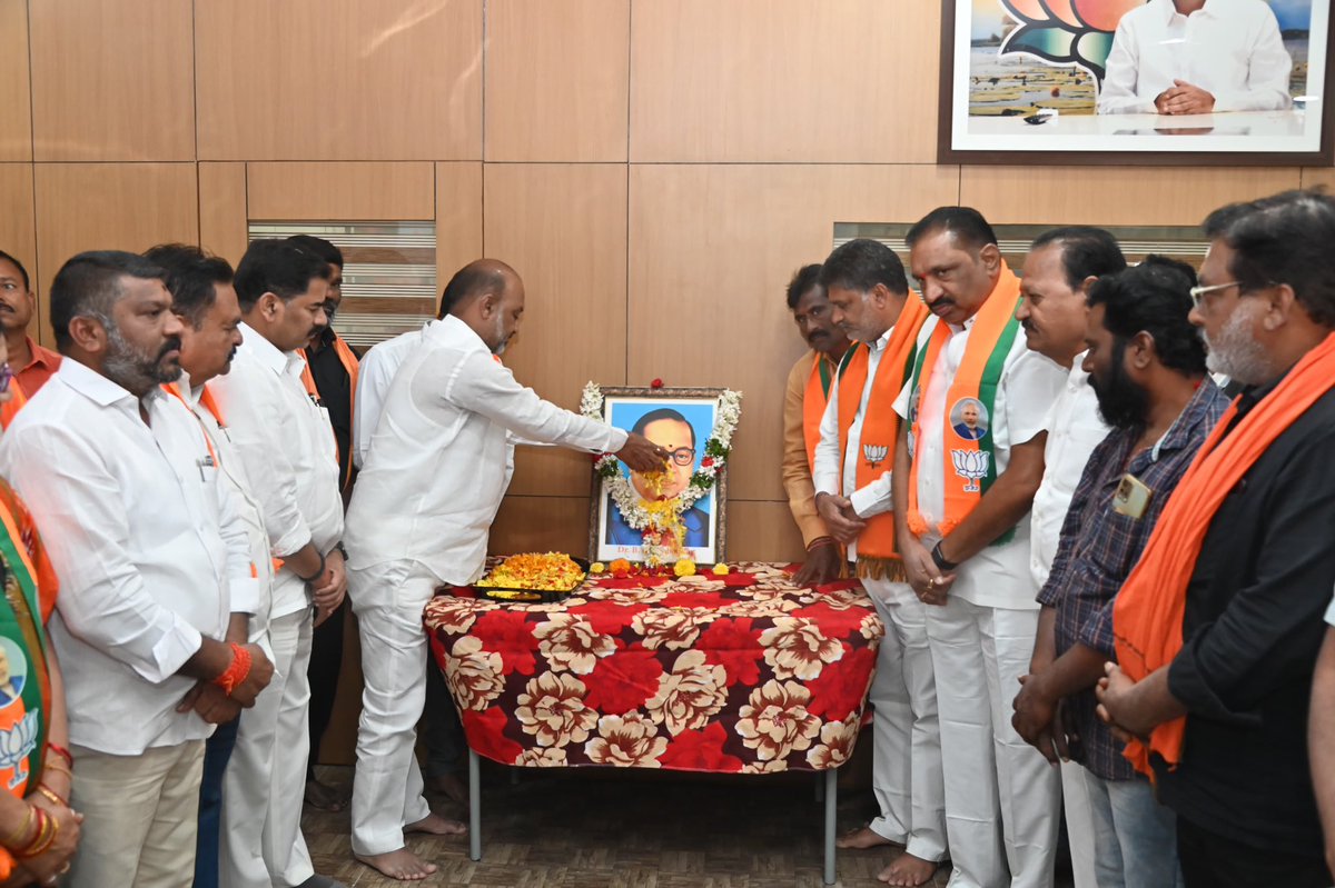 bandisanjay_bjp's tweet photo. రాజ్యాంగ నిర్మాత డా.బి.��ర్ అంబేద్కర్ గారి వర్ధంతి సందర్భంగా కరీంనగర్ లోని ఎంపీ కార్యాలయంలో వారి చిత్రపటానికి పూలమాల వేసి నివాళులు అర్పించడం జరిగింది. స్వతంత్ర భారతదేశానికి అంబేద్కర్ చేసిన దిశా నిర్దేశం, భవిష్యత్ భారతాన్ని పదిలం చేసేలా వారు చూపిన మార్గం సదా ఆచరణీయం. అంబేద్కర్ గారి ఆదర్శాలను ముందుకు తీసుకెళుతూ, వివక్షలు లేని వికసిత్ భారత్ వైపు అడుగులు వేసేలా ప్రతి ఒక్కరూ కృషి చెయాలని ఈ సందర్భంగా పిలుపునివ్వడం జరిగింది.
