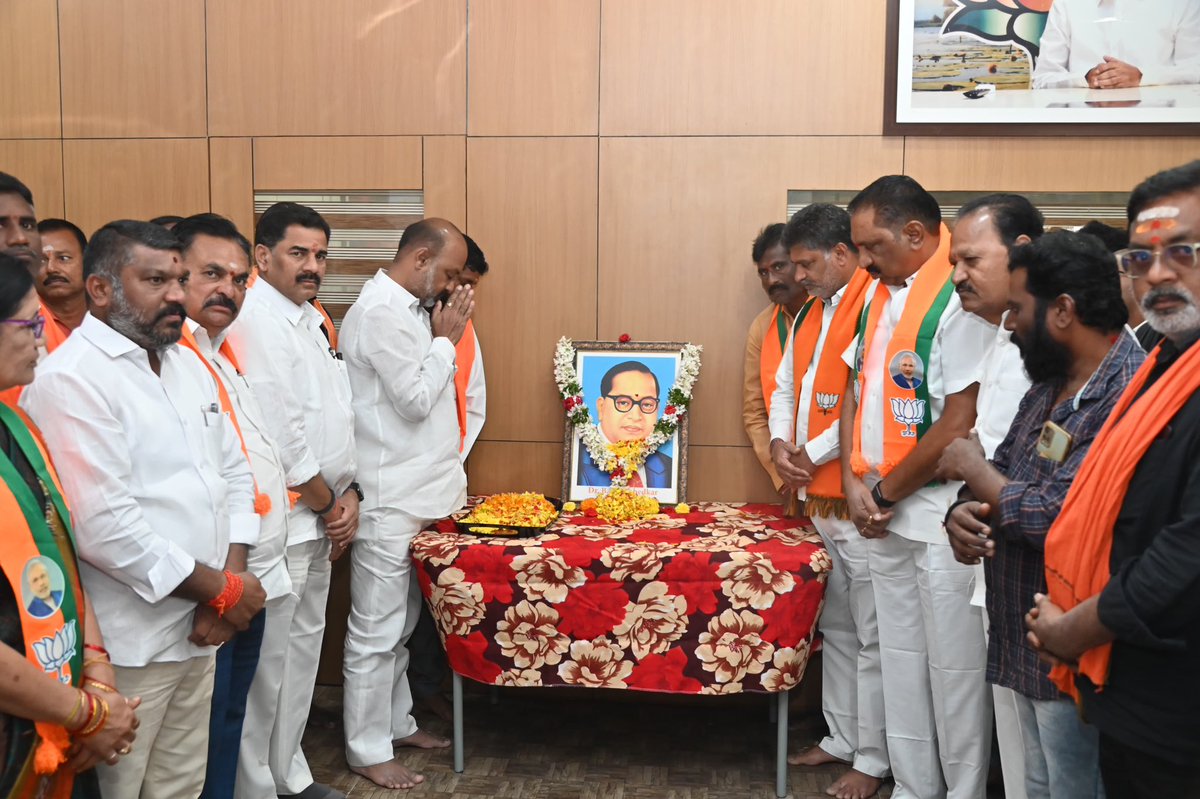 bandisanjay_bjp's tweet photo. రాజ్యాంగ నిర్మాత డా.బి.��ర్ అంబేద్కర్ గారి వర్ధంతి సందర్భంగా కరీంనగర్ లోని ఎంపీ కార్యాలయంలో వారి చిత్రపటానికి పూలమాల వేసి నివాళులు అర్పించడం జరిగింది. స్వతంత్ర భారతదేశానికి అంబేద్కర్ చేసిన దిశా నిర్దేశం, భవిష్యత్ భారతాన్ని పదిలం చేసేలా వారు చూపిన మార్గం సదా ఆచరణీయం. అంబేద్కర్ గారి ఆదర్శాలను ముందుకు తీసుకెళుతూ, వివక్షలు లేని వికసిత్ భారత్ వైపు అడుగులు వేసేలా ప్రతి ఒక్కరూ కృషి చెయాలని ఈ సందర్భంగా పిలుపునివ్వడం జరిగింది.
