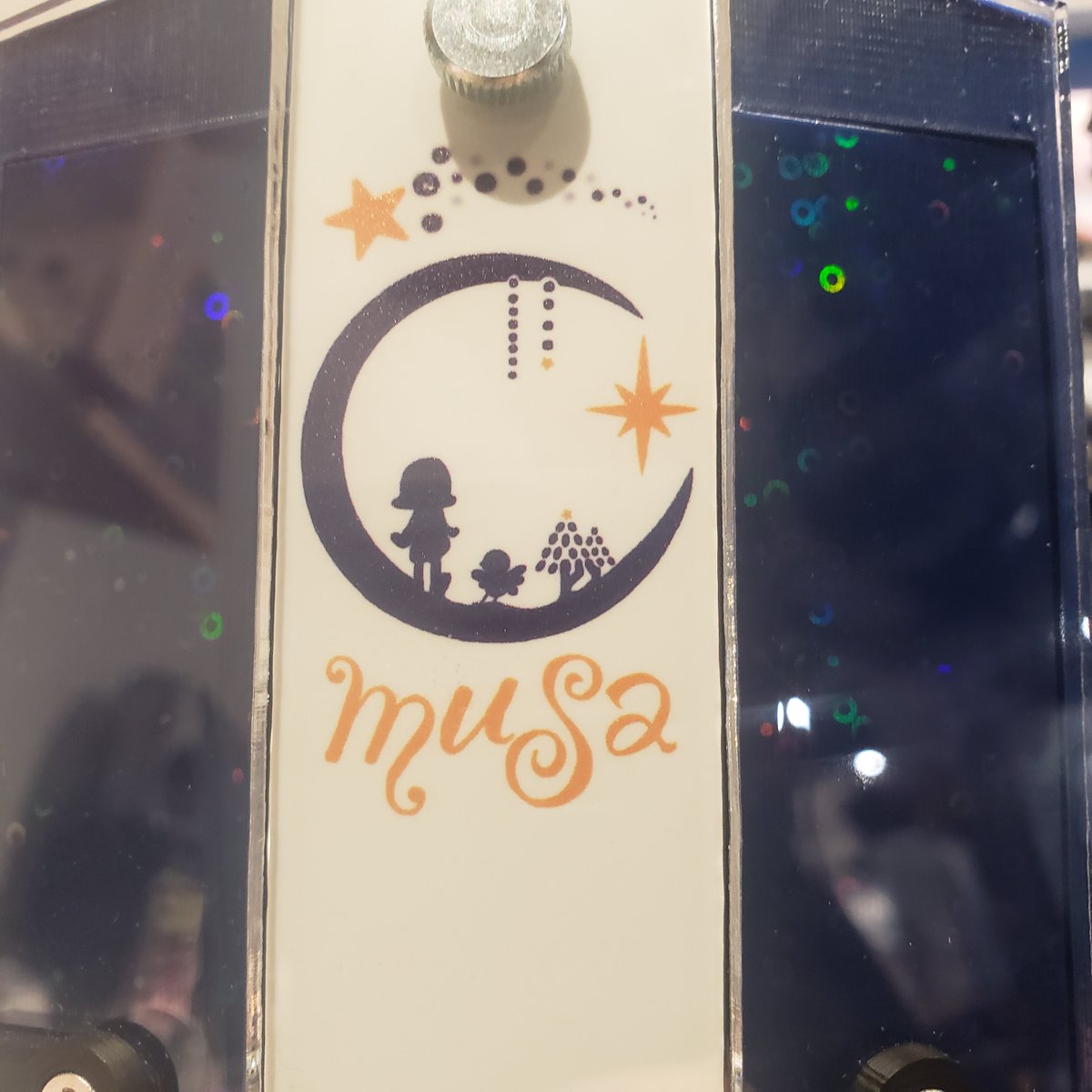 shibuyakey's tweet image. \musaモデルのおすすめポイント/

①プリントされた本人手書きデザインのロゴ

先日のイベントでも作成の裏話で盛り上がったmusaさんの手書きのロゴがボディのセンターポジションにプリントされています！

ファンの方にはたまらないデザインですね....！
#NuRAD #musa