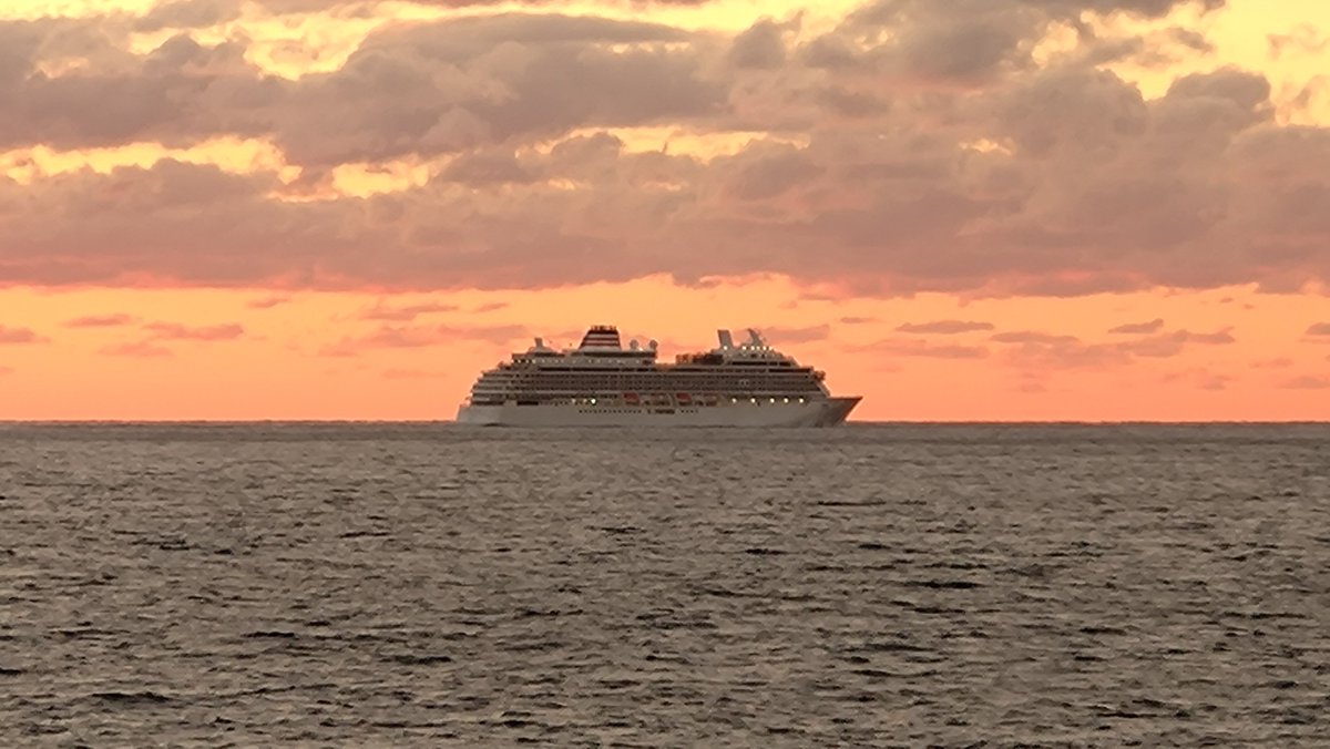 夕焼け鳥の休息 横間通ったら飛鳥ⅲがいた。 でっかくてかっこよかったー。 #八丈島