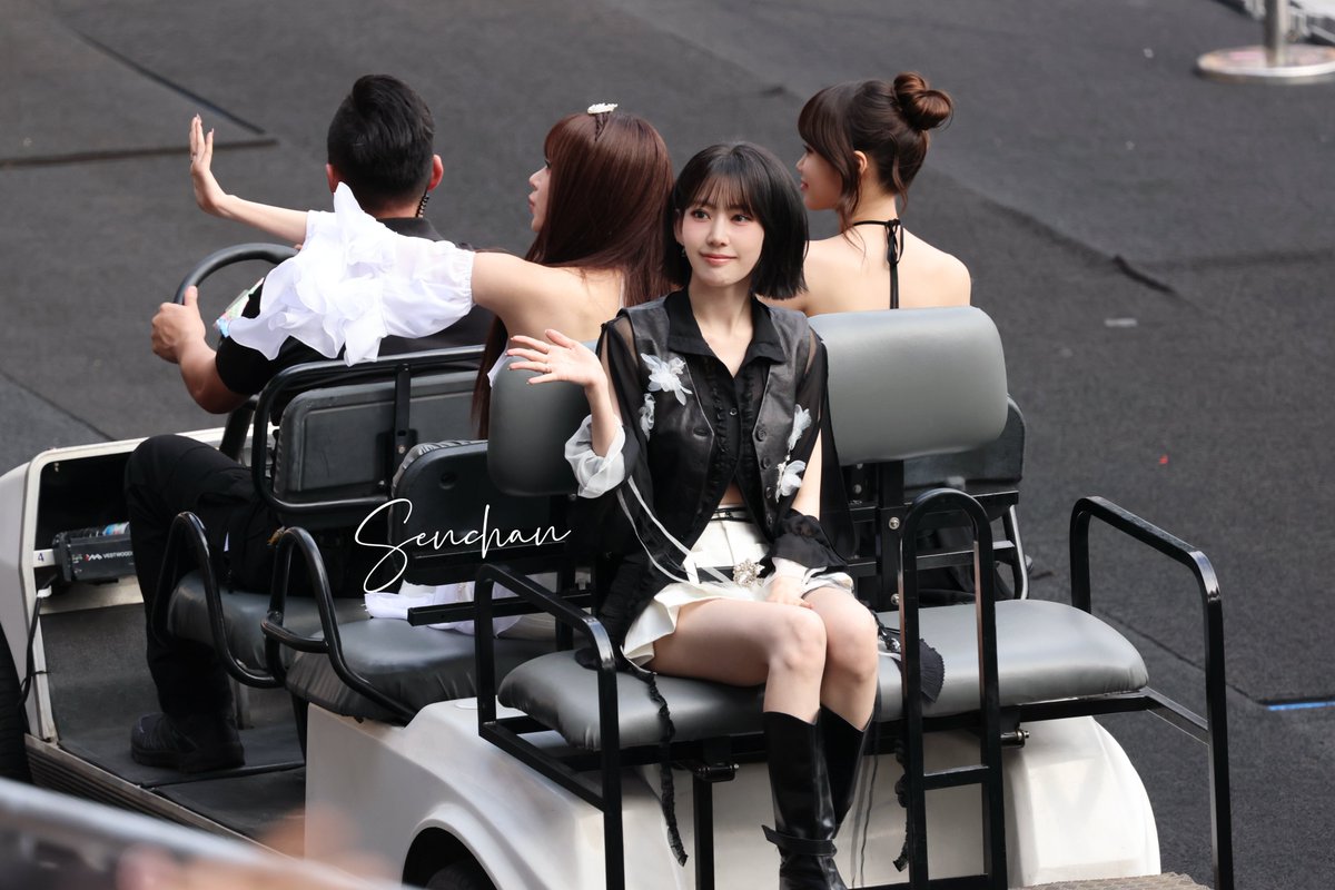 251206 aaa hq #사쿠라 #宮脇咲良 #SAKURA #르세라핌 #LE_SSERAFIM