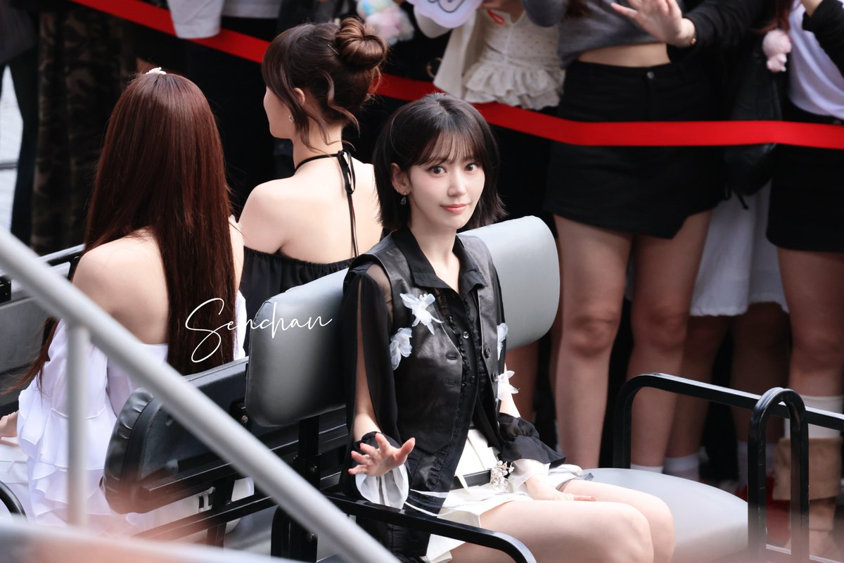 251206 aaa hq #사쿠라 #宮脇咲良 #SAKURA #르세라핌 #LE_SSERAFIM