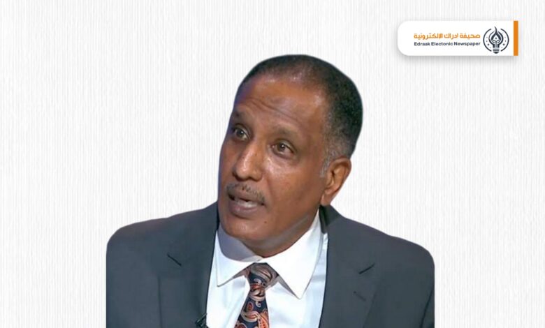 الإنكار: آفة العقل المركزي
دكتور الوليد آدم مادبو
لم يعد المركز في السودان يرى المأساة. ليس لأنه فقد البصر، بل لأنه فقد القدرة على الشعور. أطفال يُذبحون في جبال النوبة، وقرى تُباد في الأطراف، ومع ذلك ينهض الصوت نفسه من قلب السلطة: “هذه ضريبة حماية الدولة”. وكأن وحدة التراب