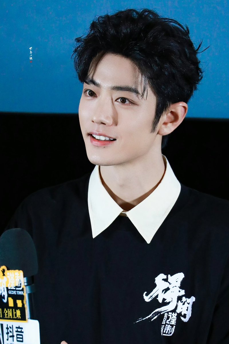 XZFCTH1005's tweet photo. รูปหล่อของเซียวจ้าน
ในงาน Roadshow ภาพยนตร์​ #GezhiTown ที่ปักกิ่งวันนี้

วันนี้พี่จ้าน 'โม่เต๋อเสียน' หล่อมากกกก 😍😍😍

📷: 不要回头·肖战

#得闲谨制 #GezhiTown  
#XiaoZhanMoDexian #XiaoZhanGezhiTownPremiere 
#XiaoZhan #肖战 #เซียวจ้าน​
#XiaoZhanFCThailand https://t.co/bKk0FajhUR