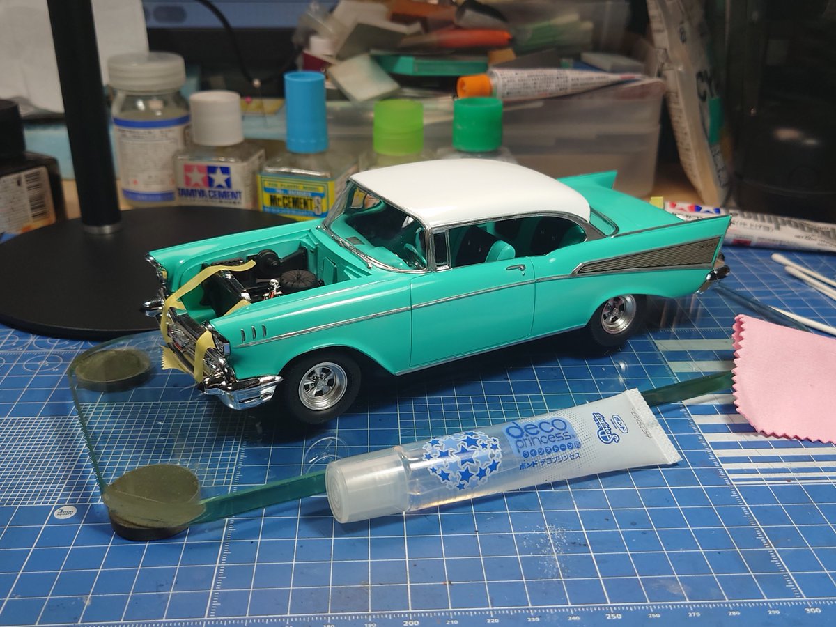 THeppokorin's tweet image. #amt 1/25 Bel Air 
バンパー等の接着剤が乾いたらいよいよ完成。クリアパーツの接着はいつもこれ使ってます。保持力も高いので使いやすいです。
あちこちやらかし、パワープレーもいまいち上手くいかなかったけど、十分カッコイイ。

 #アメリカンカープラモ